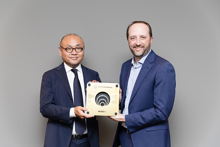Opensignal 社による受賞式にて記念の楯を授与